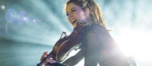 Lindsey Sterling performing in Guadalajara, M&eacute;xico in 2015 [image source: Karla4828 / Wikimedia Commons]