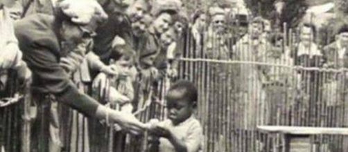 Zool&oacute;gico humano en B&eacute;lgica en el que la principal atracci&oacute;n era dar de comer a los ni&ntilde;os congole&ntilde;os