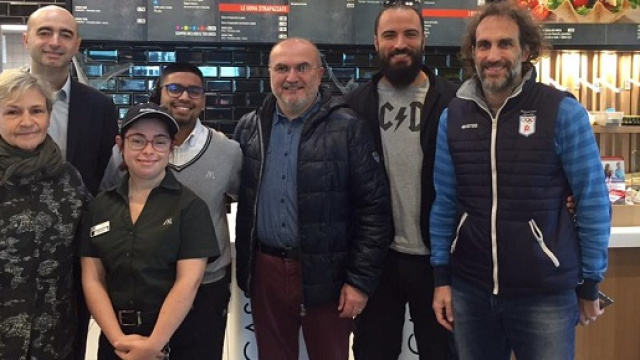 Giulia, cameriera con sindrome di Down, ottiene un contratto a tempo indeterminato e una fermata extra per arrivare al luogo di lavoro