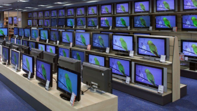 Una serie di televisori accesi