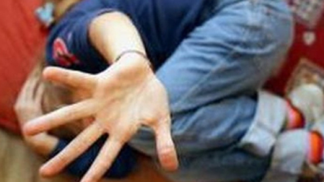Arrestati perch&egrave; abusavano dei loro figli.