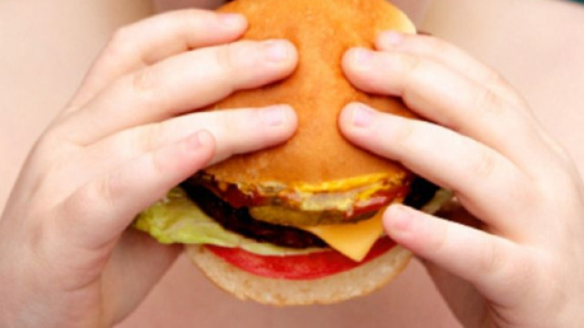 Chi mangia spesso da solo, corre il rischio di ingrassare pi&ugrave; facilmente.