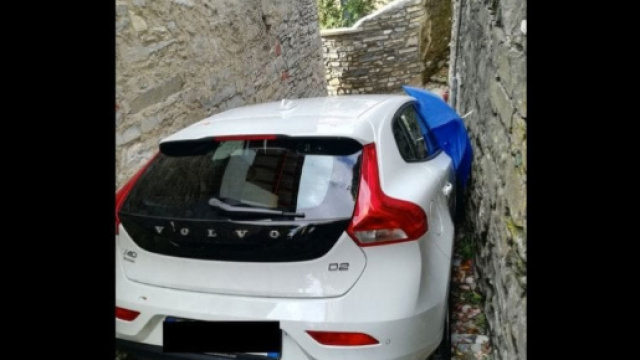 Como, 'tradito' dal navigatore: turista resta incastrato con l'auto nuova. Hoxforum.com.