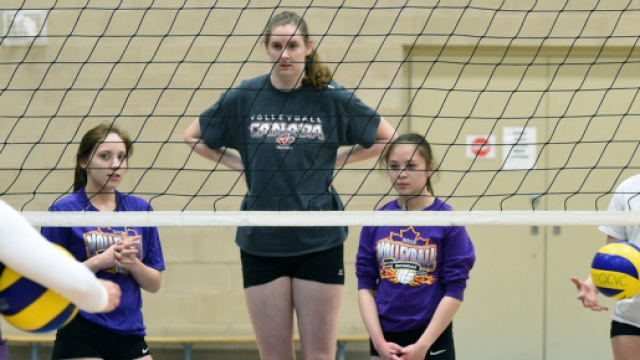 Miranda Weber a 14 anni in mezzo ad alcune sue coetanee compagne di squadra