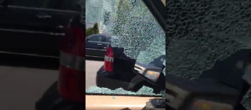 Mulher se descontrola ao ver marido com amante e quebra vidro do carro a marteladas