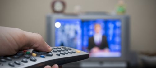 Television watching in the new age. [image source : flashe.pro/ Flickr]