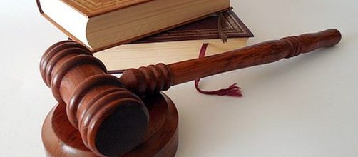 Woman threatened to slash judge's throat [Image: stucco/pixabay.com]