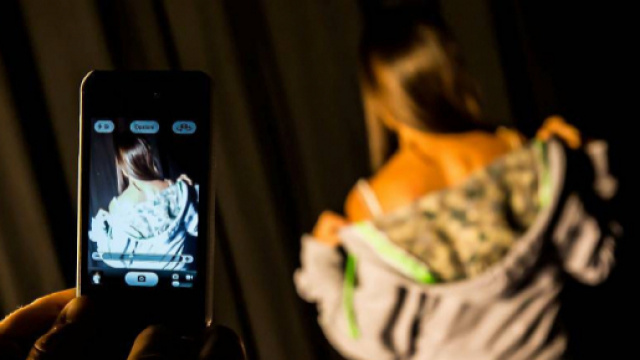 Foto provocanti di 60 ragazzine su WhatsApp: selfie diffusi in rete - foto gazzettadiparma.it