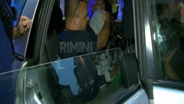 Gli agenti della polizia di Rimini mentre caricano nella volante due minorenni autori dello stupro a Miramare in agosto