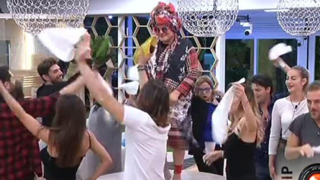 Grande Fratello Vip", pianti, abbandoni e critiche al programma.