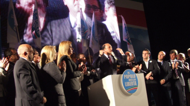 Il ministro Angelino Alfano, acclamato durante un comizio ad Agrigento nel 2012 (fonte elio di bella)