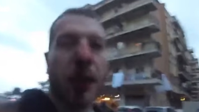 Il volto del giornalista dopo la violenta aggressione