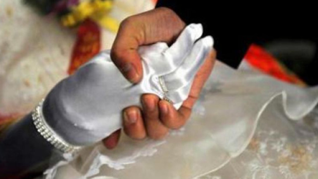 Padre defunto partecipa al matrimonio della figlia.