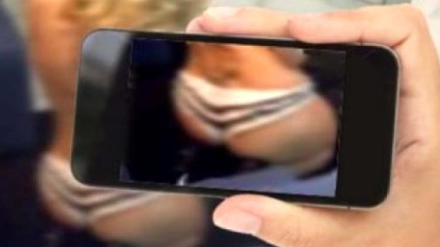 Studentesse modenesi si scambiavano le foto intime via WhatsApp