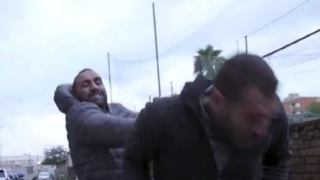 Un momento dell'aggressione al giornalista di 'Nemo' da parte di Roberto Spada.