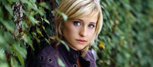 Atriz Allison Mack &eacute; acusada de ser l&iacute;der de culto sexual