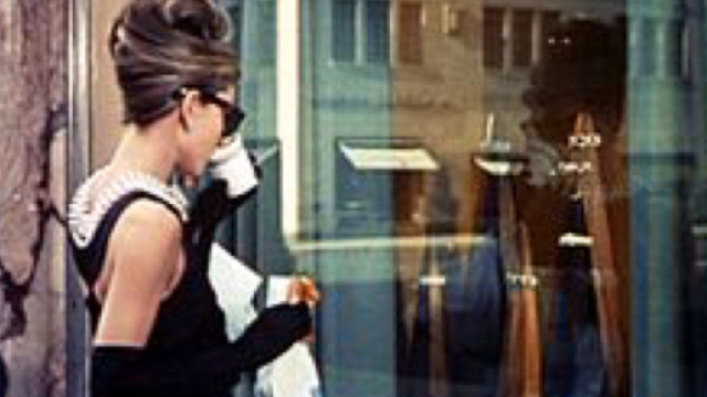 Audrey Hepburn, nel celebre film: "Colazione da Tiffany".