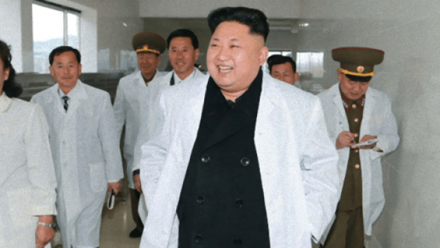 Una delle rare foto pubbliche del dittatore Kim Jong-un con la sorella, Kim Sul-song