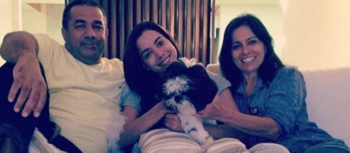 Anitta ao lado da sua fam&iacute;lia e do c&atilde;o