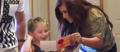 Chelsea Houska shares a card with daughter Aubree. [Photo via MTV/YouTube]