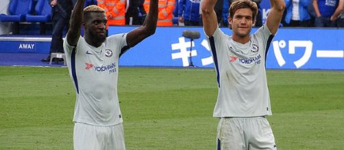 Chelsea players in a past match (image via @cfcunofficial/Wikimedia Commons)