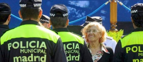La alcaldesa de Madrid: una de las amenazadas saludando a la polic&iacute;a.