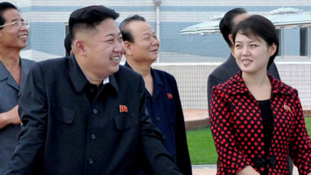 Kim Jong-un nel corso di un evento pubblico insieme alla moglie, Ri Sol-ju