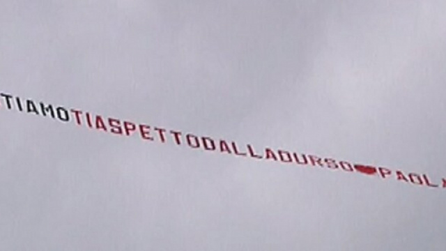 Lo striscione inviato da Paola Caruso a Luca Onestini