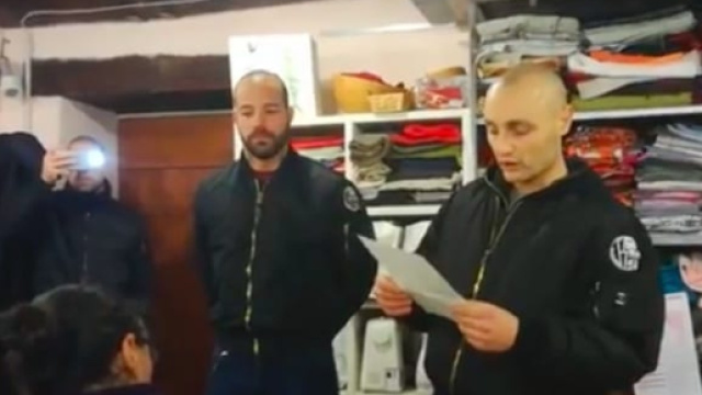 Naziskin irrompono alla riunione della associazione Senza Frontiere a Como