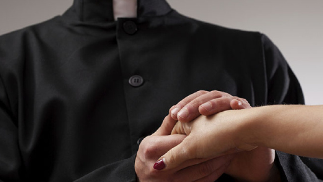 Parroco arrestato per abusi su minori