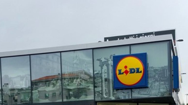 Censura Lidl: un crocifisso innalzato dagli attivisti - romatoday.it