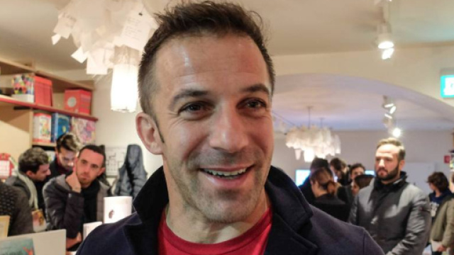 Folla di fan per Del Piero alla Rizzoli per presentare il suo ... - corriere.it