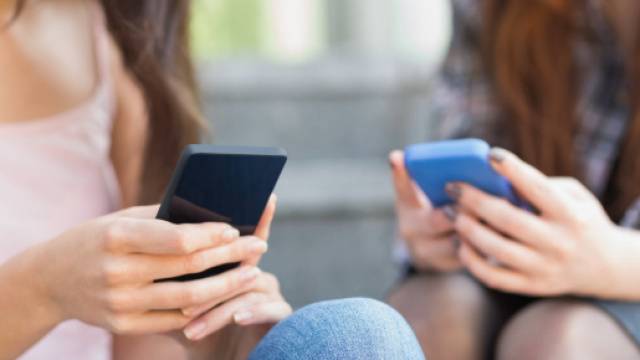 Macron veut durcir la loi qui encadre l'usage du portable &agrave; l ... - huffingtonpost.fr