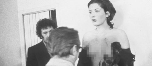 Marina Abramovic realizou performance na qual sofreu viol&ecirc;ncia por parte do p&uacute;blico