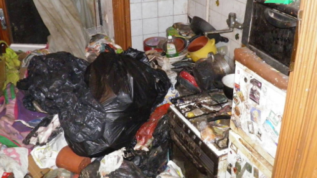 Casa fatiscente con rifiuti e topi