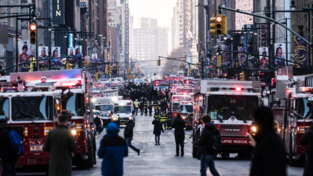 Momenti di panico a New York per l'esplosione nell'area della metropolitana