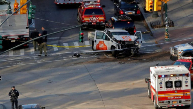 New York: bomba fa esplodere bus