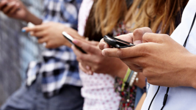 Adolescenti dormono poco? Colpa anche degli smartphone