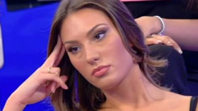 Angela &egrave; una corteggiatrice di Paolo