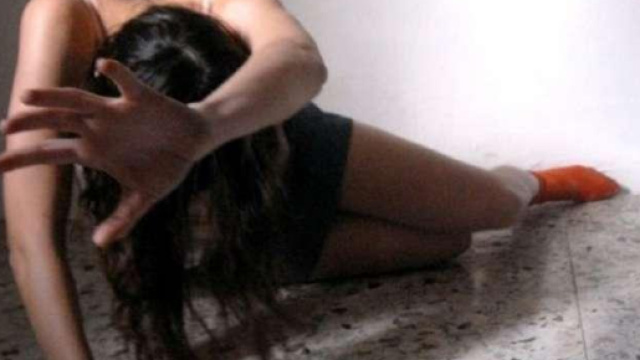 Asti: sequestrata e legata con il cavo telefonico, si salva grazie a WhatsApp e chat