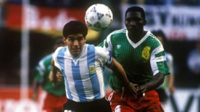 Benjamin Massing contrasta Maradona durante Argentina-Camerun ai Mondiali del 1990