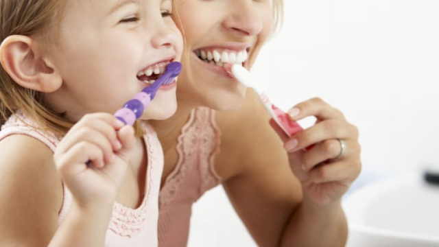 Come insegnare ai bambini a lavarsi i denti