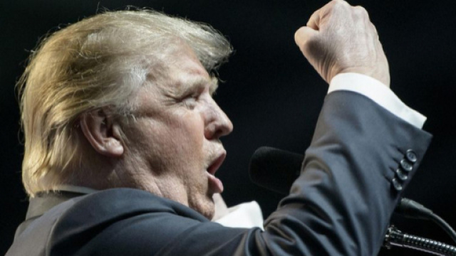 Deux s&eacute;nateurs veulent que Donald Trump d&eacute;missionne