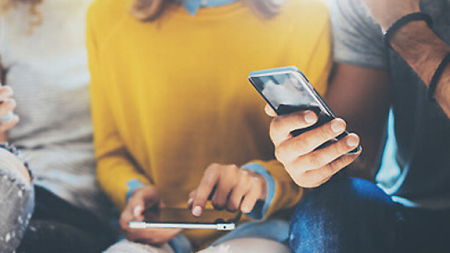 Insonnia nei ragazzi: l'uso eccessivo del cellulare e della tecnologia farebbe molto male