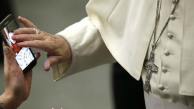 Parroco benedice gli smartphone dei fedeli