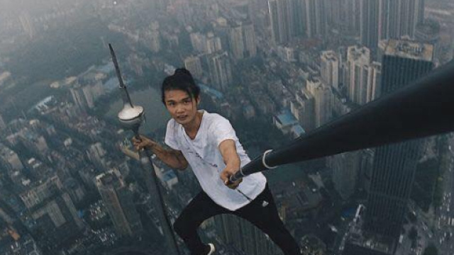 Wu Yong Ning, morto a 26 anni dopo essere preciptato da un grattacielo cinese per fare un selfie 'sponsorizzato'. Foto: Facebook.