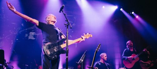 A montagem do show custa US$ 4 milh&otilde;es e, para al&eacute;m da parte t&eacute;cnica avan&ccedil;ad&iacute;ssima, h&aacute; um vi&eacute;s pol&iacute;tico muito forte na turn&ecirc; &ldquo;Us+Them&rdquo;