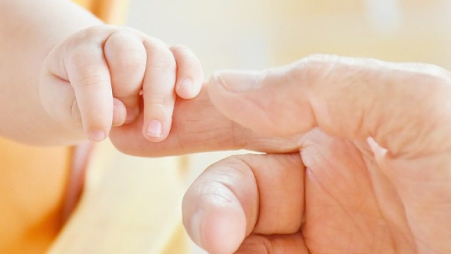 Bimba nasce con il cuore fuoti dal corpo: i medici la salvano