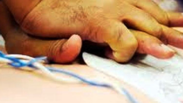 Infarto a scuola, salvato dalla prof