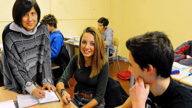 Lorella Carimali in classe con i suoi studenti